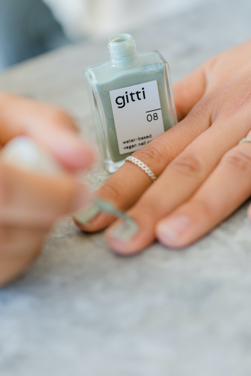 Gitti Fingernaegel lackieren water-based Nagellack | MamiBees
